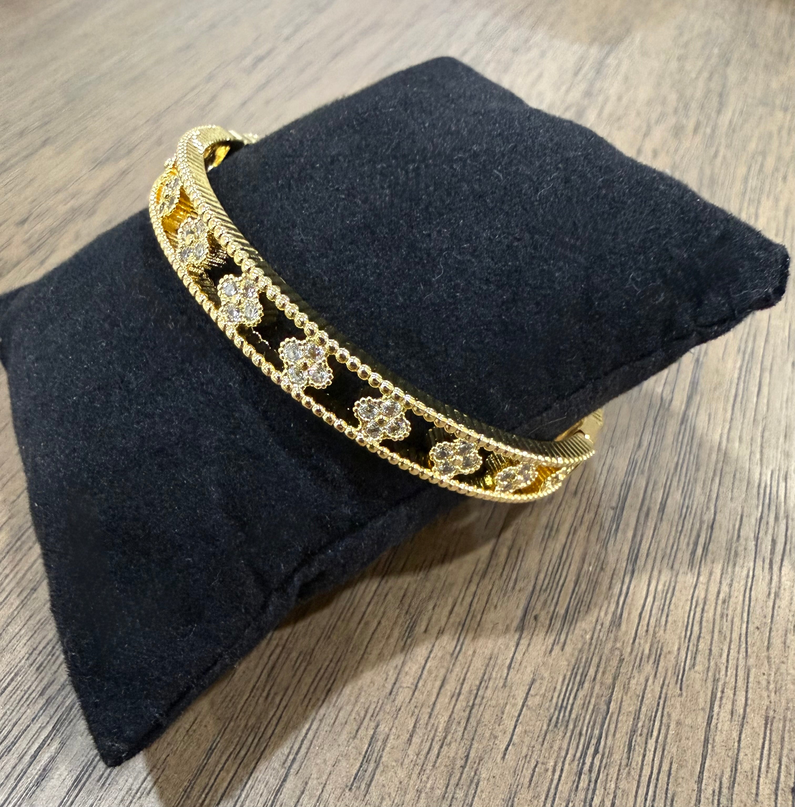 Diamond Clover Dotted Bracelet